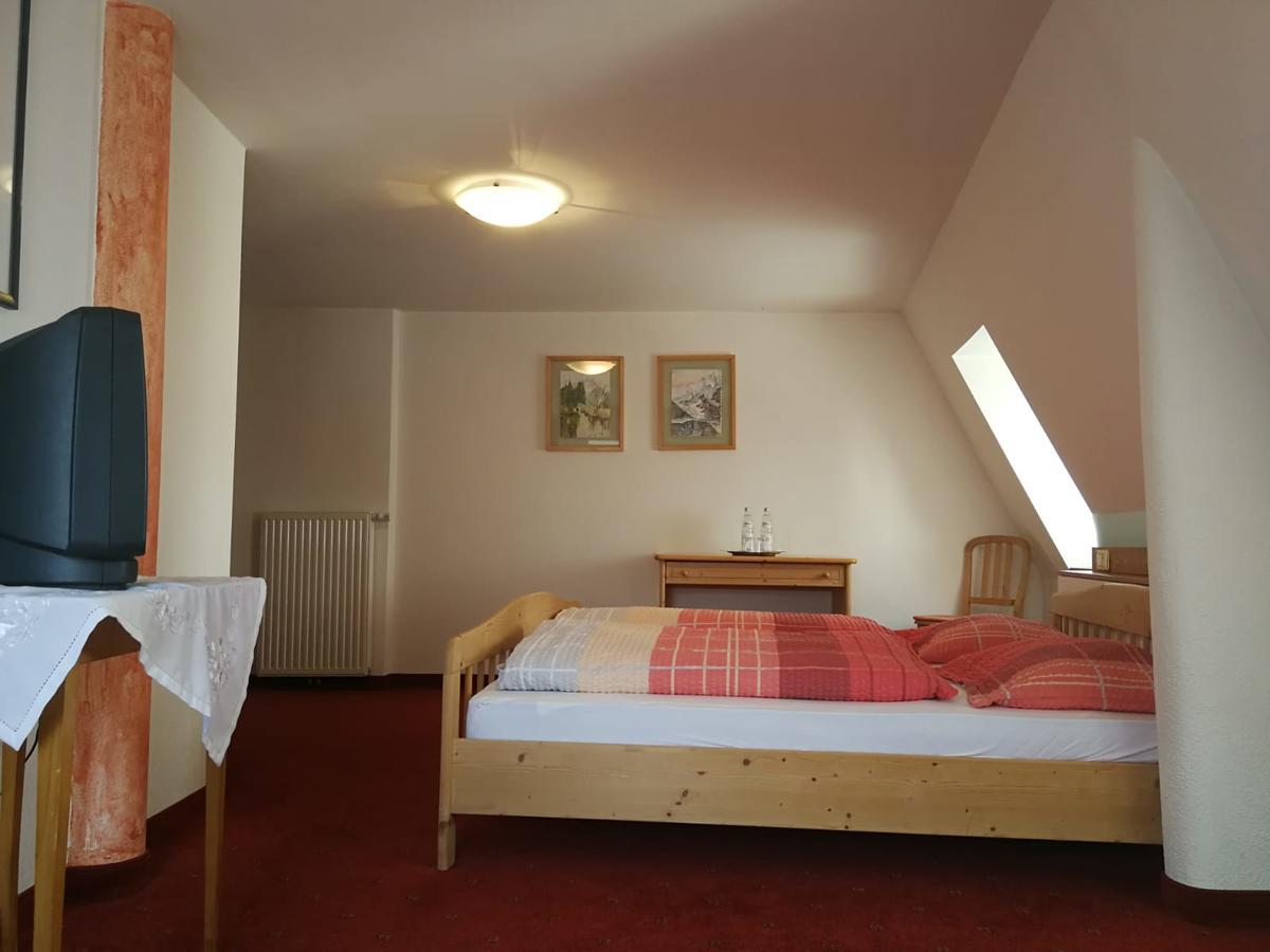 Gasthaus Weisskugel Ξενοδοχείο Malles Venosta Εξωτερικό φωτογραφία