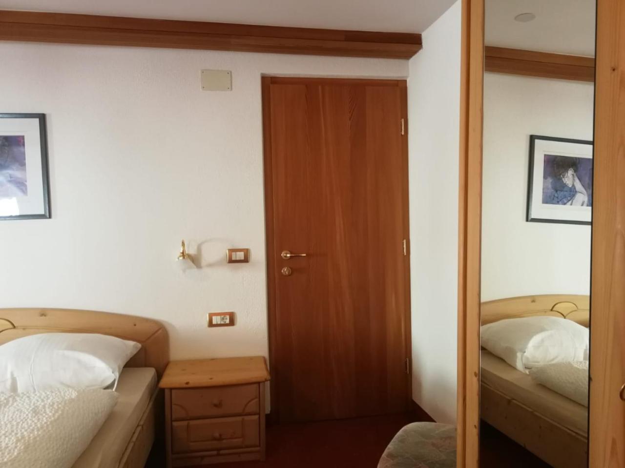 Gasthaus Weisskugel Ξενοδοχείο Malles Venosta Εξωτερικό φωτογραφία