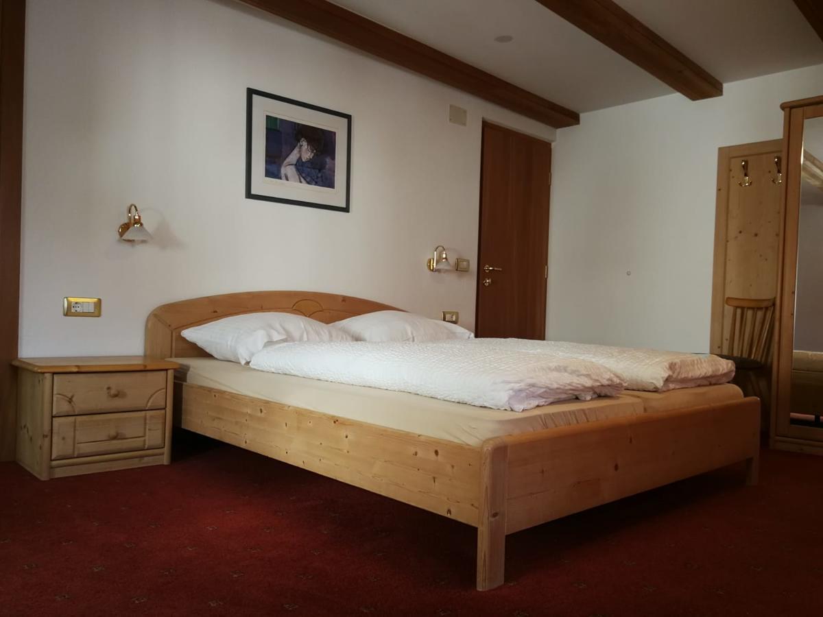 Gasthaus Weisskugel Ξενοδοχείο Malles Venosta Εξωτερικό φωτογραφία