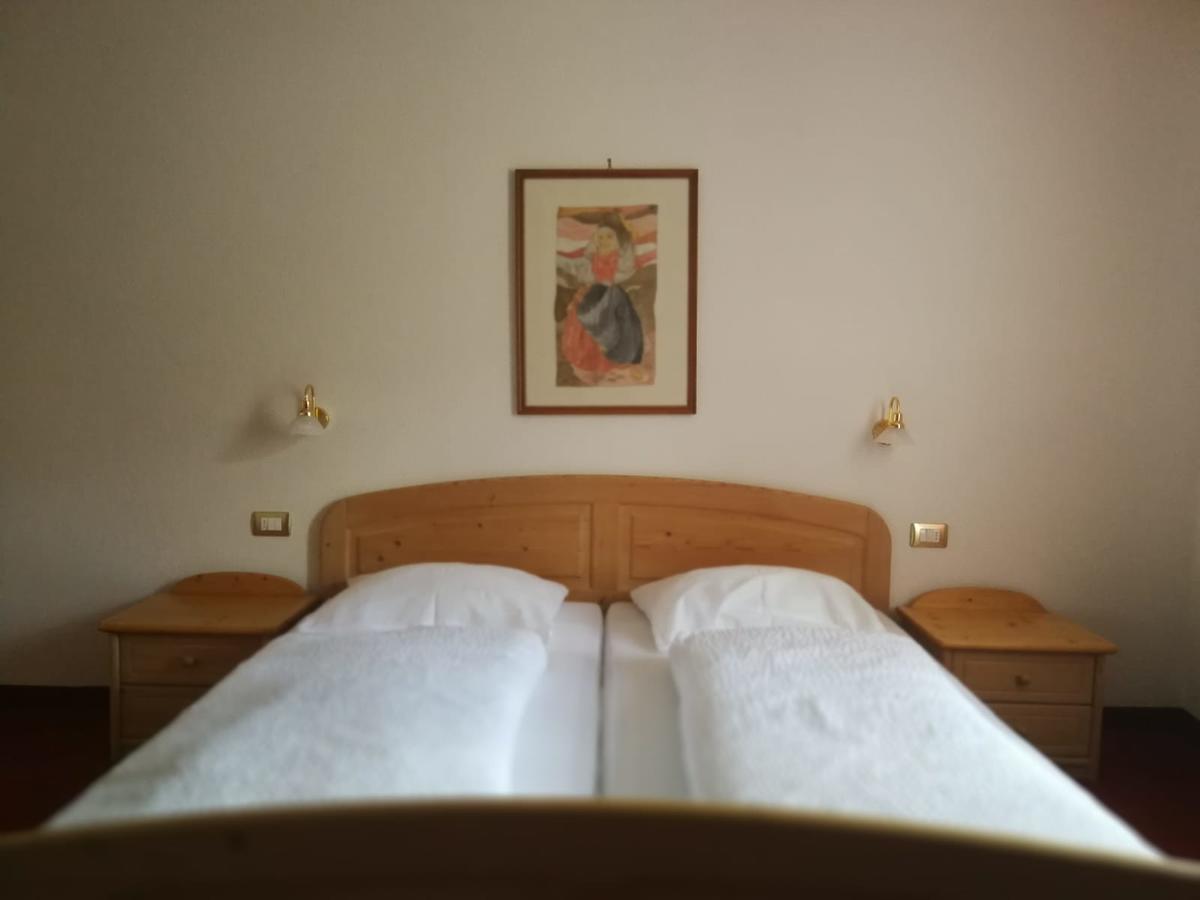 Gasthaus Weisskugel Ξενοδοχείο Malles Venosta Εξωτερικό φωτογραφία