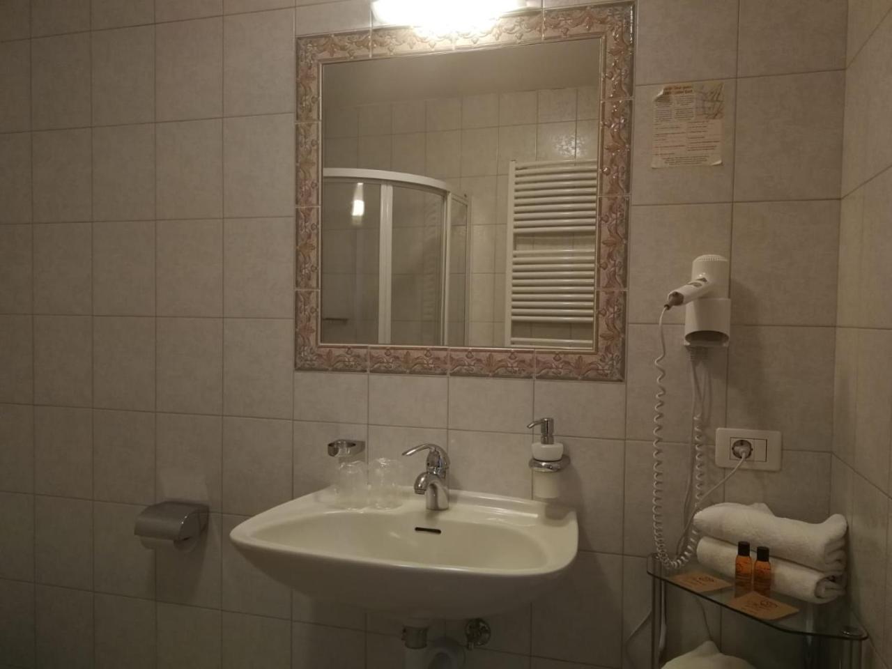 Gasthaus Weisskugel Ξενοδοχείο Malles Venosta Εξωτερικό φωτογραφία