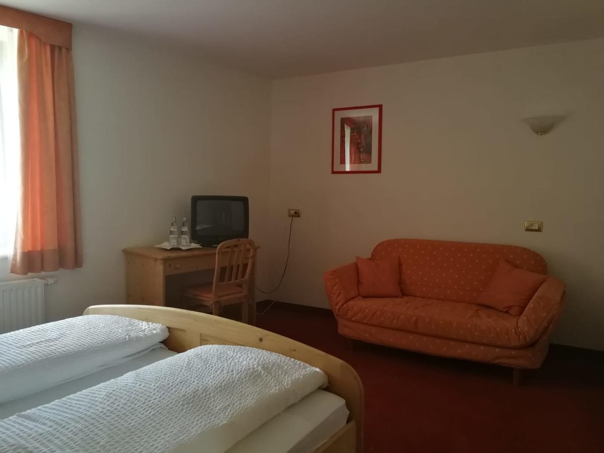 Gasthaus Weisskugel Ξενοδοχείο Malles Venosta Εξωτερικό φωτογραφία