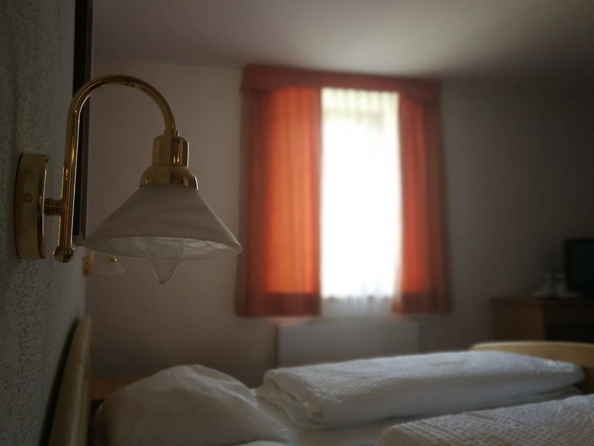 Gasthaus Weisskugel Ξενοδοχείο Malles Venosta Εξωτερικό φωτογραφία