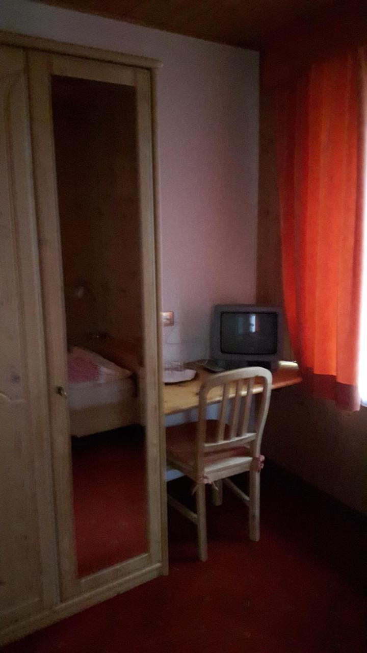 Gasthaus Weisskugel Ξενοδοχείο Malles Venosta Εξωτερικό φωτογραφία